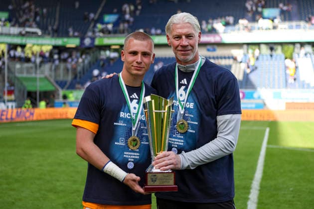 23 05 2026, GER, Football, Men, Niederrheinpokal Final, Season 2025 2026, SC St Tönis MSV Duisburg Maximilian Braune MSV Duisburg and Sven Beukert show the Niederrheinpoakl Duisburg schauinsland reisen Arena Nordrhein Westfalen Germany Copyright: xAdrianxSchlüterx