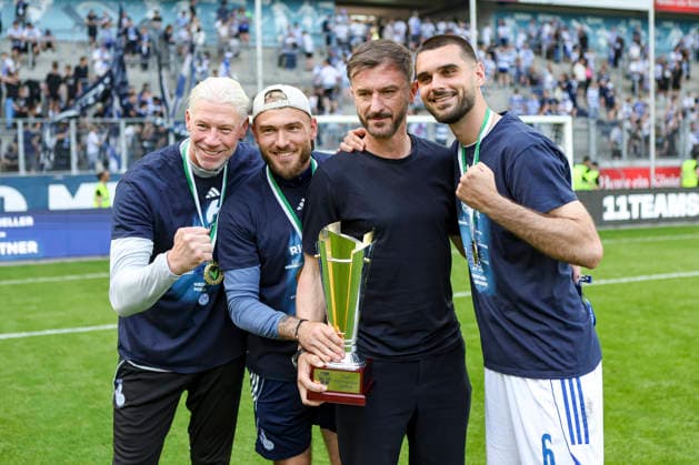 23 05 2026, GER, Football, Men, Niederrheinpokal Final, Season 2025 2026, SC St Tönis MSV Duisburg Sven Beuckert, Maximilian Dittgen MSV Duisburg , Branimir Bajic and Rasim Bulic MSV Duisburg show the Niederrheinpokal Duisburg schauinsland reisen Arena Nordrhein Westfalen Germany Copyright: xAdrianxSchlüterx