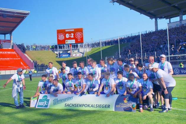 Aues team after the victory, on the left coach Khvicha Shubitidze Aue The cup victory secured the Aue teams participation in the 2026 DFB Cup 27 Football State Cup Saxony Final FSV Zwickau FC Erzgebirge Aue 0 2 on 23 5 2026 FSV Zwickau Erzgebirge Aue