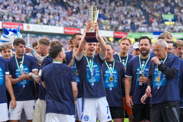 23 05 2026, xydrx, men, soccer, amateur final day, Niederrheinpokal final, SC St Tönis 11 20 MSV Duisburg, 2025 2026 season, Schauinsland Reisen Arena Jakob Bookjans MSV Duisburg, 7 raises the trophy in the air Copyright: HMBxMedia YannisxDreimann