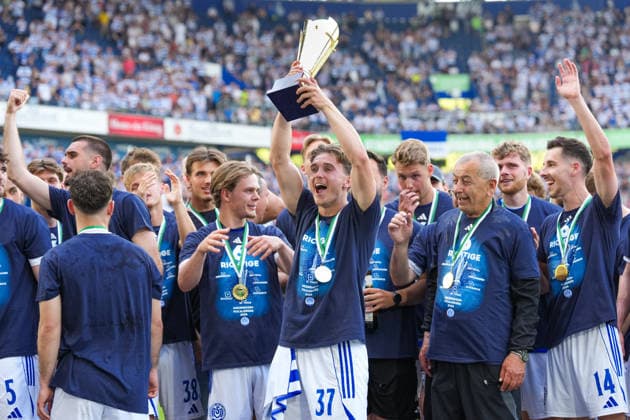 23 05 2026, xydrx, men, soccer, amateur final day, Niederrheinpokal final, SC St Tönis 11 20 MSV Duisburg, 2025 2026 season, Schauinsland Reisen Arena Patrick Sussek MSV Duisburg, 37 raises the trophy in the air Copyright: HMBxMedia YannisxDreimann