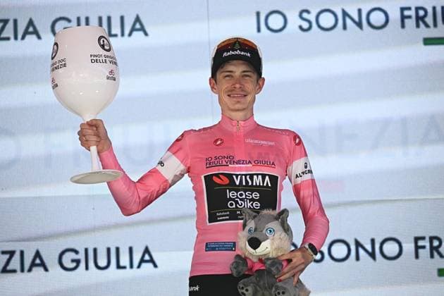 May 23, 2026, Pila, ITALY: Danish rider Jonas Vingegaard Hansen .of Team Visma Lease A Bike wearing the overall leader s pink jersey, poses on the podium after the 14th stage of the 109 Giro d Italia 2026, over 133 km from Aosta to Pila, Italy, 23 May 2026. ANSA LUCA ZENNARO. Giro D Italia Cycling Tour - Stage 14  - ZUMAa110 20260523_zaf_a110_018 Copyright: xLucaxZennarox