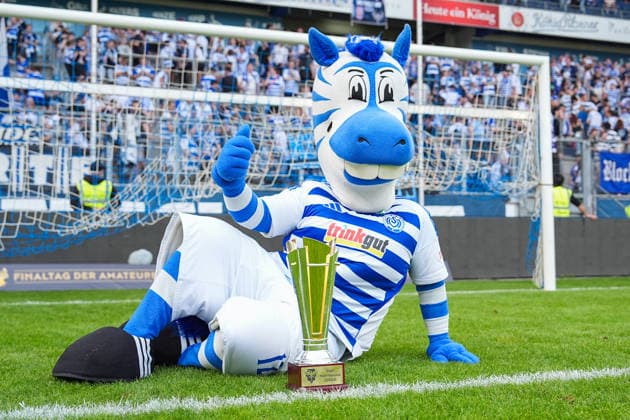 23 05 2026, xydrx, men, soccer, amateur final day, Niederrheinpokal final, SC St Tönis 11 20 MSV Duisburg, 2025 2026 season, Schauinsland Reisen Arena The MSV Duisburg mascot poses with the trophy Copyright: HMBxMedia YannisxDreimann