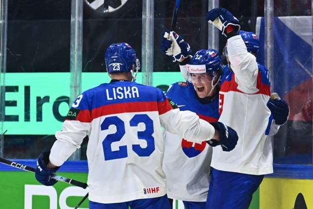 Samuel Knazko (SVK), middle, celebrate a goal with his teammates during the group B match of the World Ice hockey, Eishockey Championship, Slovakia - Czech Republic, Fribourg, Switzerland, on May 23, 2026. (CTKxPhoto RadekxPetrasek) CTKPhotoP2026052305031  CTKPhotoP2026052305031