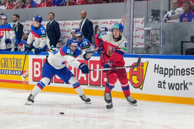 FRIBOURG, SWITZERLAND MAY 23 Tomas Cibulka of Czechia R against Adam Liska of Slovakia L during the 2026 IIHF Ice Hockey World Championship Switzerland game between Slovakia and Czechia at BCF Arena on May 23, 2026 in Fribourg, Fribourg Fribourg BCF Arena Fribourg Switzerland Copyright: xJustPictures.ch JarixPestelaccix jp-en-EuSpIm-JP6_JAR_Slovakia_Cyechia_23May2026_00039
