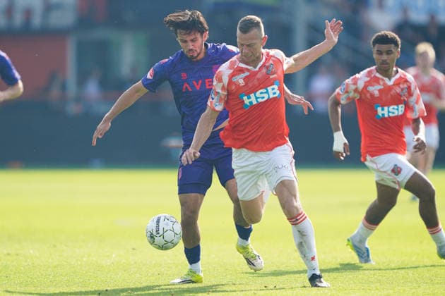 2026-05-23 FC Volendam v Willem II - Dutch Eredivsie Kwalificatie - Finale VOLENDAM, NETHERLANDS - MAY 23: Robert Muhren of FC Volendam battles for possession with Raffael Behounek of Willem II during the Dutch Eredivsie Kwalificatie - Finale match between FC Volendam and Willem II at Kras Stadion on May 23, 2026 in Volendam, Netherlands. Volendam Kras Stadion Netherlands Content not available for redistribution in The Netherlands directly or indirectly through any third parties. Copyright: xAndrexWeeningx