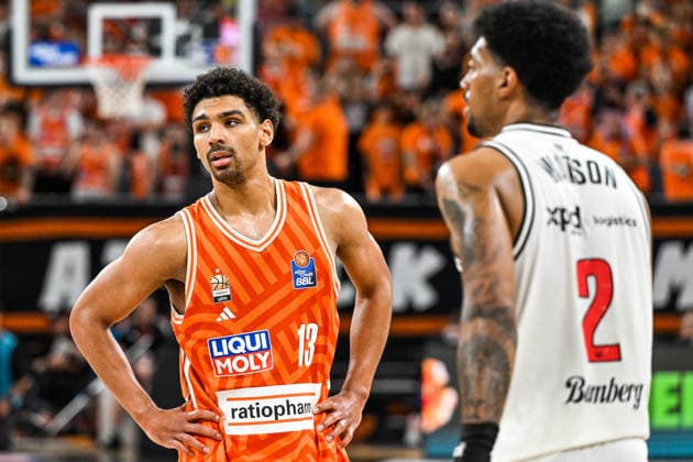 GER, BBL, Playoffs, ratiopharm Ulm vs BMA365 Bamberg Baskets 23 05 2026, ratiopharm arena, Neu Ulm, GER, BBL, Playoffs, ratiopharm Ulm vs BMA365 Bamberg Baskets, pictured Mark Smith Ulm, 13 , Ibrahim Watson Bamberg, 2 nordphotoxGmbHx xHafner nph00200