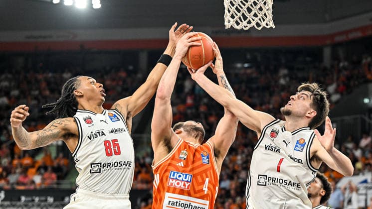 GER, BBL, Playoffs, ratiopharm Ulm vs BMA365 Bamberg Baskets 23 05 2026, ratiopharm arena, Neu Ulm, GER, BBL, Playoffs, ratiopharm Ulm vs BMA365 Bamberg Baskets, pictured Austin Matthew Crowle Bamberg, 85 , Christopher Ledlum Ulm, 4 , Zachary Ensminger Bamberg, 1 nordphotoxGmbHx xHafner nph00200