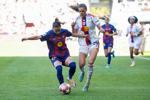 FC Barcelona, Barca defender Ona Batlle vies for the ball against Olympique midfielder Jule Brand (R) during the Champions League final between FC Barcelona and Olympique Lyonnais at the Ullevaal Stadium in Oslo, Norway, 23 May 2026. FC Barcelona vs Olympique de Lyon !ACHTUNG: NUR REDAKTIONELLE NUTZUNG!  Copyright: xAlbertoxEstévezx GRAF9869 20260523-55020380708_1