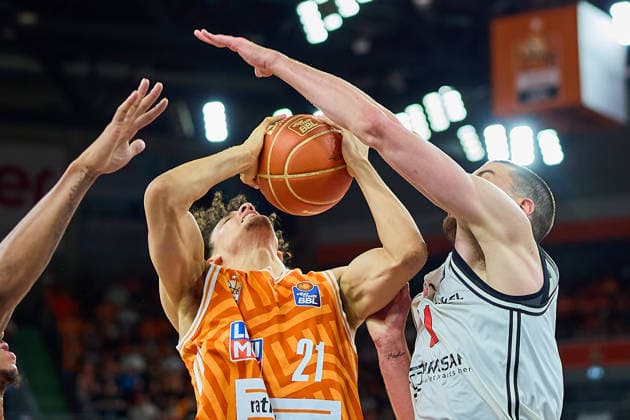 Alec Anigbata ratiopharm ulm, 21 , Danile Keppeler BMA365 Bamberg Baskets, 31 GER, ratiopharm ulm vs Bamberg Baskets, Basketball, Playoffs, Quarterfinals, 3 Game, EasyCredit BBL, Season 2025 2026, 23 05 2026 GER, ratiopharm ulm vs Bamberg Baskets, Basketball, Playoffs, Quarterfinals, 3 Game, EasyCredit BBL, Season 2025 2026, 23 05 2026 New Ulm Copyright: xEibner-Pressefoto GeraldxOelze-dexStoppanyx EP_ODS