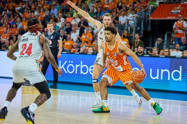 Cobe Williams BMA365 Bamberg Baskets, 24 , Mark Smith ratiopharm ulm, 13 , Danile Keppeler BMA365 Bamberg Baskets, 31 GER, ratiopharm ulm vs Bamberg Baskets, basketball, playoffs, quarterfinals, 3 Game, EasyCredit BBL, Season 2025 2026, 23 05 2026 GER, ratiopharm ulm vs Bamberg Baskets, Basketball, Playoffs, Quarterfinals, 3 Game, EasyCredit BBL, Season 2025 2026, 23 05 2026 New Ulm Copyright: xEibner-Pressefoto GeraldxOelze-dexStoppanyx EP_ODS