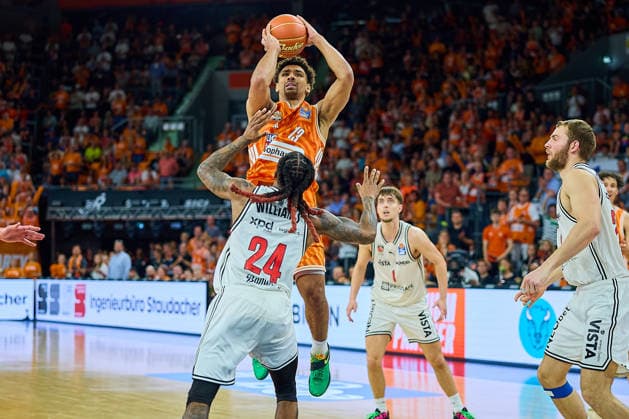 Throw Mark Smith ratiopharm ulm, 13 vs Cobe Williams BMA365 Bamberg Baskets, 24 GER, ratiopharm ulm vs Bamberg Baskets, basketball, playoffs, quarterfinals, 3 match, EasyCredit BBL, 2025 2026 season, 23 05 2026 GER, ratiopharm ulm vs Bamberg Baskets, basketball, playoffs, quarterfinals, 3 match, EasyCredit BBL, 2025 2026 season, 23 05 2026 New Ulm Copyright: xEibner-Pressefoto GeraldxOelze-dexStoppanyx EP_ODS