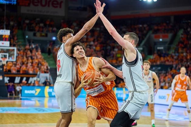 Demarcus Marquette Demonia BMA365 Bamberg Baskets, 08 , Alec Anigbata ratiopharm ulm, 21 , Danile Keppeler BMA365 Bamberg Baskets, 31 GER, ratiopharm ulm vs Bamberg Baskets, basketball, playoffs, quarterfinals, 3 Game, EasyCredit BBL, Season 2025 2026, 23 05 2026 GER, ratiopharm ulm vs Bamberg Baskets, Basketball, Playoffs, Quarterfinals, 3 Game, EasyCredit BBL, Season 2025 2026, 23 05 2026 New Ulm Copyright: xEibner-Pressefoto GeraldxOelze-dexStoppanyx EP_ODS
