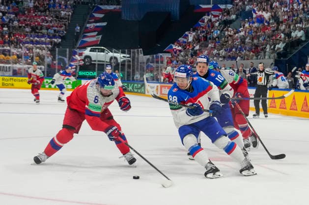 FRIBOURG, SWITZERLAND MAY 23 Martin Chromiak of Slovakia C against Michal Kempny of Czechia L during the 2026 IIHF Ice Hockey World Championship Switzerland game between Slovakia and Czechia at BCF Arena on May 23, 2026 in Fribourg, Fribourg Fribourg BCF Arena Fribourg Switzerland Copyright: xJustPictures.ch JarixPestelaccix jp-en-EuSpIm-JP6_JAR_Slovakia_Cyechia_23May2026_00099