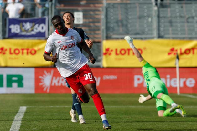 f l n r Goal scorer Tarsis Bonga Würzburger Kickers , cheering after the goal to 1 1, cheering, cheering, cheering, emotions in the final of the Bavarian Toto Cup between FC Würzburger Kickers and TSV 1860 Munich at Stadion am Dallenberg, Würzburg, Germany, on May 23, 2026 Copyright: HMBxMedia xHeikoxBecker