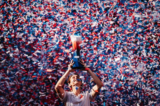 Sport Bilder des Tages Tennis Männer bitpanda Hamburg Open ATP, Tennis Herren 500 Finale Ignacio Buse (PER) vs. Tommy Paul (USA) 23.05.2026 Ignacio Buse gewinnt das Turnier am Rothenbaum und hebt den Pokal Trophäe in die Luft im Konfettiregen Hamburg Tennisstadion am Rothenbaum Hamburg Deutschland *** Tennis Men bitpanda Hamburg Open ATP 500 Final Ignacio Buse PER vs Tommy Paul USA 23 05 2026 Ignacio Buse wins the tournament at Rothenbaum and lifts the trophy in the air in the confetti rain Hamburg Tennisstadion am Rothenbaum Hamburg Germany