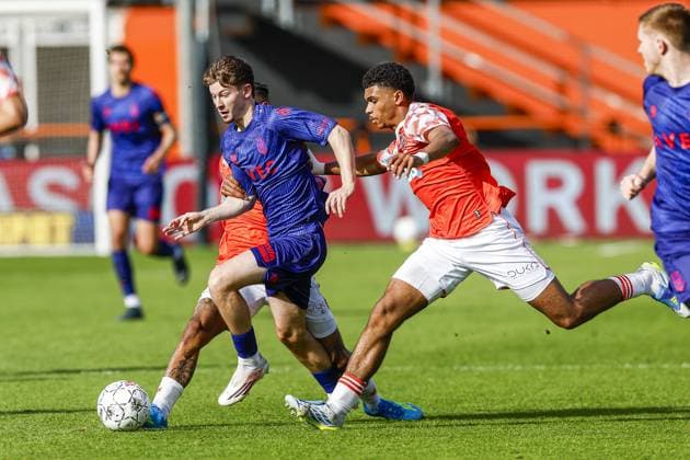 VOLENDAM , 23-05-2026 , Kras Stadium , season 2025 - 2026 , Dutch Keuken Kampioen Divisie football , second leg of the Keuken Kampioen Play-Offs final , match between FC Volendam and Willem II , picture shows FC Volendam player Juninho Bacuna and Willem II player Per van Loon Volendam - Willem II (play off)  x203909549x Copyright: