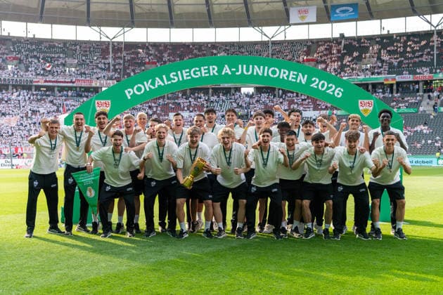 Sport Bilder des Tages Manschaftsfoto U19 Pokalsieger A-Junioren 2026, U19 VfB Stuttgart. GER, FC Bayern Muenchen vs. VfB Stuttgart, Fussball, Herren, DFB-Pokal, Finale, Spielzeit 2025 2026, 23.05.2026, DFL DFB REGULATIONS PROHIBIT ANY USE OF PHOTOGRAPHS AS IMAGE SEQUENCES AND OR QUASI-VIDEO, GER, FC Bayern Muenchen vs. VfB Stuttgart, Fussball, Herren, DFB-Pokal, Finale, Spielzeit 2025 2026, 23.05.2026 Berlin *** Team photo U19 Cup Winner A Juniors 2026, U19 VfB Stuttgart GER, FC Bayern Muenchen vs VfB Stuttgart, Football, Men, DFB Cup, Final, Season 2025 2026, 23 05 2026, DFL DFB REGULATES PROHIBIT ANY USE OF PHOTOGRAPHS AS IMAGE SEQUENCES AND OR QUASI VIDEO, GER, FC Bayern Muenchen vs VfB Stuttgart, Football, Men, DFB Cup, Final, Season 2025 2026, 23 05 2026 Berlin Copyright: xEibner-Pressefoto WolfgangxFrankx EP_WFK