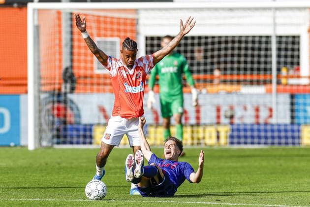 VOLENDAM , 23-05-2026 , Kras Stadium , season 2025 - 2026 , Dutch Keuken Kampioen Divisie football , second leg of the Keuken Kampioen Play-Offs final , match between FC Volendam and Willem II , picture shows Willem II player Gijs Besselink and FC Volendam player Juninho Bacuna Volendam - Willem II (play off)  x203909616x Copyright: