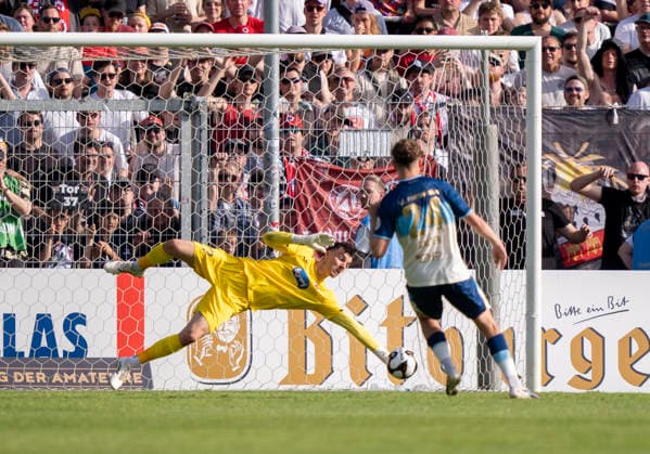 Arne Schulz (Viktoria Koeln, 27) hält den entscheidenden Elfmeter von Dejan Galjen (Fortuna Koeln, 24) und sichert somit den Pokalsieg SC Fortuna Köln vs. Viktoria Köln 23.05.2026 Fussball, Bitburger-Pokalfinale 2026, GER, Sportpark Höhenberg, Köln *** Arne Schulz Viktoria Koeln, 27 saves the decisive penalty kick from Dejan Galjen Fortuna Koeln, 24 and thus secures the cup victory SC Fortuna Köln vs Viktoria Köln 23 05 2026 Football, Bitburger Pokalfinale 2026, GER, Sportpark Höhenberg, Cologne Copyright: HMBxMedia xMarcoxBader