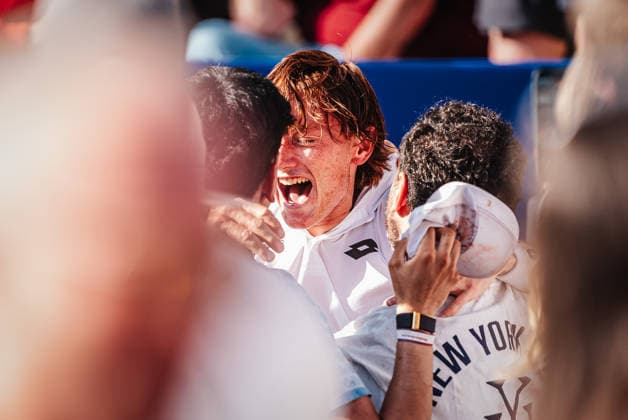 Tennis Men bitpanda Hamburg Open ATP 500 Final Ignacio Buse PER vs Tommy Paul USA 23 05 2026 Ignacio Buse wins the tournament at Rothenbaum and cheers with his team coach Box Hamburg Tennisstadion am Rothenbaum Hamburg Germany