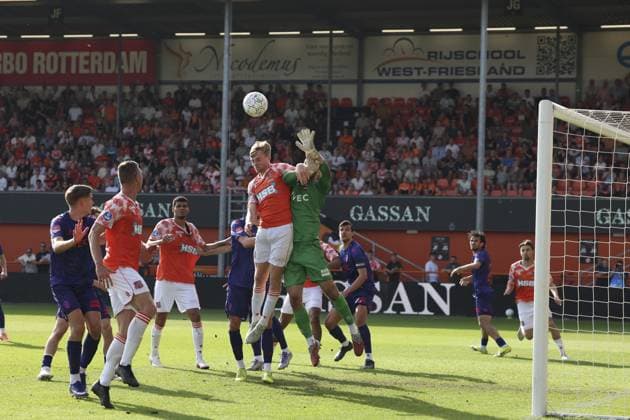 VOLENDAM - (lr) Nick Verschuren of FC Volendam, Willem II goalkeeper Thomas Didillon-Hödl during the promotion relegation play-off final match between FC Volendam and Willem II at the Kras Stadium on 23 May 2026 in Volendam, the Netherlands. SONNY LENSEN ANP Play-offs Promotion Relegation - FINAL 2025-2026 xVIxANPxSportx xxANPxIVx 559144801 originalFilename: 559144801.jpg