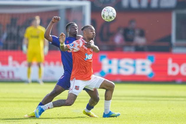 VOLENDAM , 23-05-2026 , Kras Stadium, season 2025 2026 , Dutch Eredivisie Football ,Second leg of the Keuken Kampioen Play-Offs final . Match between FC Volendam and Willem II . Picture shows Willem II player Samuel Bamba and FC Volendam player Juninho Bacuna Volendam - Willem II (play off)  x203909688x Copyright: