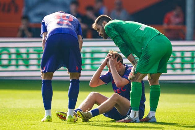 2026-05-23 FC Volendam v Willem II - Dutch Eredivsie Kwalificatie - Finale VOLENDAM, NETHERLANDS - MAY 23: Finn Stam of Willem II lies on the ground with an injury, Thomas Didillon-Hodl keeper of Willem II, Raffael Behounek of Willem II during the Dutch Eredivsie Kwalificatie - Finale match between FC Volendam and Willem II at Kras Stadion on May 23, 2026 in Volendam, Netherlands. Volendam Kras Stadion Netherlands Content not available for redistribution in The Netherlands directly or indirectly through any third parties. Copyright: xAndrexWeeningx