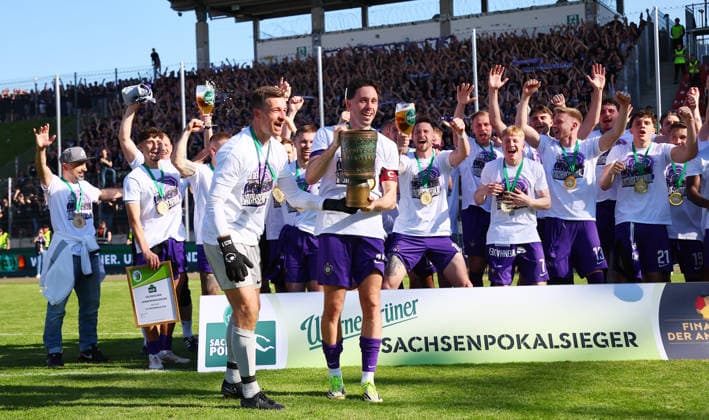 FSV Zwickau - Erz.Aue Finale Sachsenpokal Zwickau, 23.05.2026, GGZ-Arena, Wernesgrüner Sachsenpokal Finale , FSV ZWICKAU vs. FC ERZGEBIRGE AUE 0:2 (0:1) , FC ERZGEBIRGE AUE ist Sachsenpokalsieger 2026. Im Bild: Siegerehrung, Torwart Martin Männel Maennel und Marcel Bär präsentieren die Pokal-Trophäe , *** FSV Zwickau Erz Aue Final Saxony Cup Zwickau, 23 05 2026, GGZ Arena, Wernesgrüner Saxony Cup Final , FSV ZWICKAU vs FC ERZGEBIRGE AUE 0 2 0 1 , FC ERZGEBIRGE AUE is Saxony Cup Winner 2026 In the picture award ceremony, goalkeeper Martin Männel Maennel and Marcel Bär present the cup trophy , Picture Point