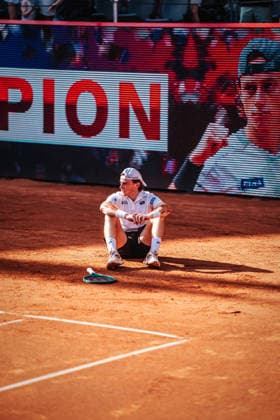 Tennis Men bitpanda Hamburg Open ATP 500 Final Ignacio Buse PER vs Tommy Paul USA 23 05 2026 Ignacio Buse wins the tournament at Rothenbaum and sits on the court Hamburg Tennisstadion am Rothenbaum Hamburg Germany