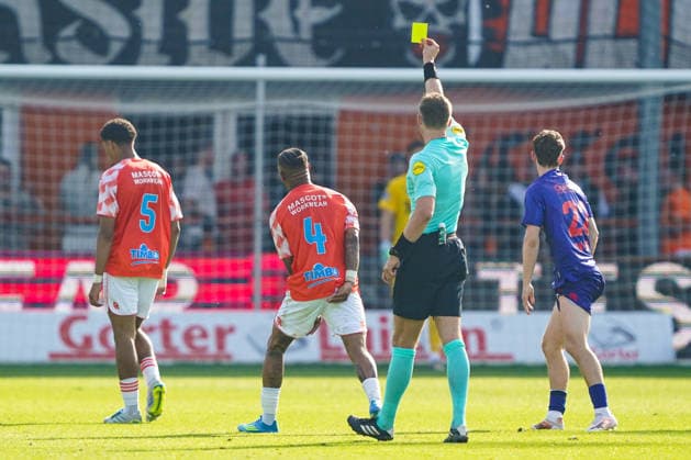 2026-05-23 FC Volendam v Willem II - Dutch Eredivsie Kwalificatie - Finale VOLENDAM, NETHERLANDS - MAY 23: Sander van der Eijk referee shows a yellow card to Juninho Bacuna of FC Volendam during the Dutch Eredivsie Kwalificatie - Finale match between FC Volendam and Willem II at Kras Stadion on May 23, 2026 in Volendam, Netherlands. Volendam Kras Stadion Netherlands Content not available for redistribution in The Netherlands directly or indirectly through any third parties. Copyright: xAndrexWeeningx