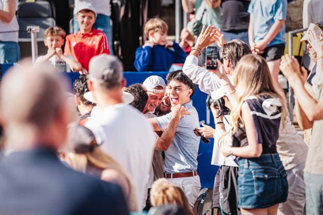 Tennis Men bitpanda Hamburg Open ATP 500 Final Ignacio Buse PER vs Tommy Paul USA 23 05 2026 Ignacio Buse wins the tournament at Rothenbaum and cheers with his team coach Box Hamburg Tennisstadion am Rothenbaum Hamburg Germany