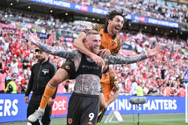 Sport Bilder des Tages Hull City v Middlesbrough Sky Bet Championship Oliver McBurnie of Hull City celebrates with Matt Crooks of Hull City after scoring his sides first goal during the Sky Bet Championship Play-Off Final between Hull City and Middlesbrough at Wembley Stadium, London. 23 05 2026 UK Newspapers OUT Copyright: xFocusxImagesx FIL-23464-0487