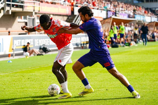 2026-05-23 FC Volendam v Willem II - Dutch Eredivsie Kwalificatie - Finale VOLENDAM, NETHERLANDS - MAY 23: Aurelio Oehlers of FC Volendam battles for possession with Nathan Tjoe-A-On of Willem II during the Dutch Eredivsie Kwalificatie - Finale match between FC Volendam and Willem II at Kras Stadion on May 23, 2026 in Volendam, Netherlands. Volendam Kras Stadion Netherlands Content not available for redistribution in The Netherlands directly or indirectly through any third parties. Copyright: xAndrexWeeningx