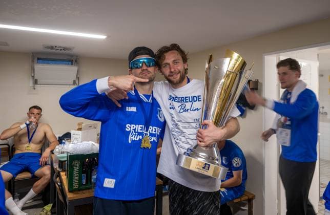 Soccer, Men, Season 2025 2026, Final COSY WASCH Landespokal Berlin, VSG Altglienicke BFC Dynamo, f l Goalkeeper Luis Klatte VSG Altglienicke , Goalkeeper Luis Zwick VSG Altglienicke with trophy in the dressing room, cheering after the final whistle, 23 05 2026, Copyright: xMatthiasxKochx