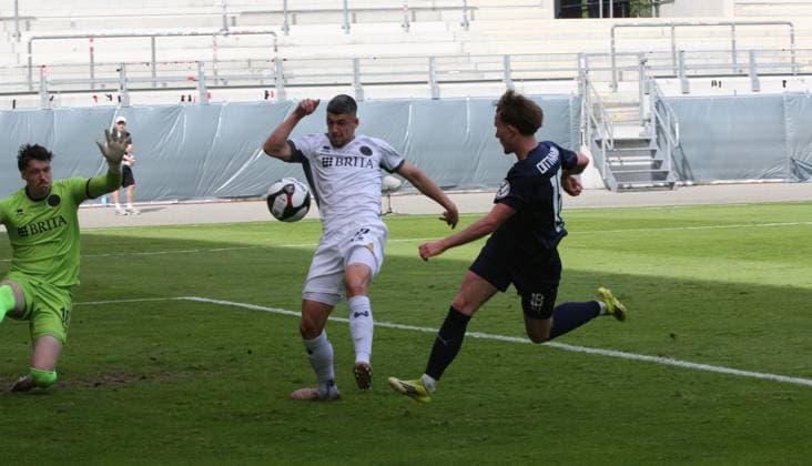 23 05 2026 xmgoodx Offenbach am Main, Stadion Bieberer Berg Hessenpokalfinale 2026 SG Barockstadt Fulda Lehnerz vs SV Wehen Wiesbaden Jordy Steven Gillekens SVWW vs Moritz Dittmann Fulda in front of the goal of goalkeeper Florian Stitzel SVWW