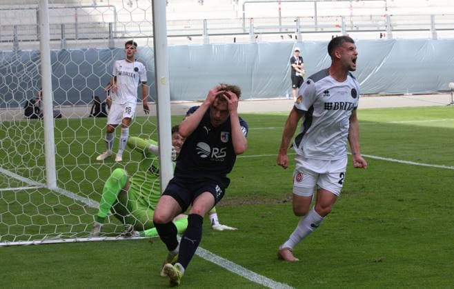 23 05 2026 xmgoodx Offenbach am Main, Stadion Bieberer Berg Hessenpokalfinale 2026 SG Barockstadt Fulda Lehnerz vs SV Wehen Wiesbaden Jordy Steven Gillekens SVWW vs Moritz Dittmann Fulda in front of goalkeeper Florian Stitzel SVWW Moritz Dittmann is annoyed about the missed chance