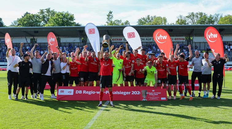 Stuttgart Degerloch, soccer Wfv cup final Stuttgarter Kickers vs SG Sonnenhof Großaspach, SG Sonnenhof cheers at the award ceremony, Volkan Celiktas with trophy