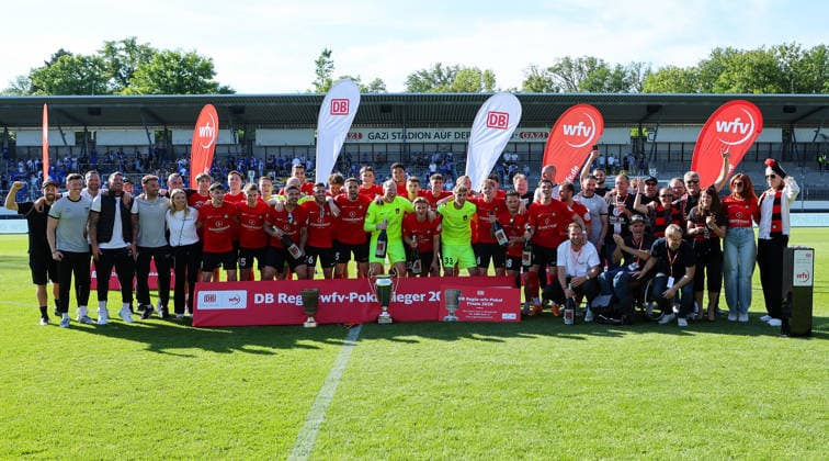 Stuttgart Degerloch, soccer Wfv cup final Stuttgarter Kickers vs SG Sonnenhof Großaspach, SG Sonnenhof cheers at the award ceremony, f r Uli Ferber and Andrea Berg celebrate with them