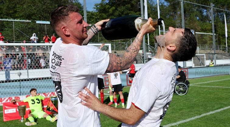 Stuttgart Degerloch, soccer Wfv cup final Stuttgarter Kickers vs SG Sonnenhof Großaspach, from left coach Pascal Reinhardt Sonnenhof gives Michael Kleinschrodt Sonnenhof champagne to drink