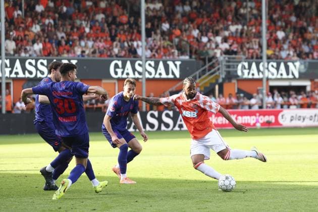 VOLENDAM - (lr) Raffael Behounek of Willem II, Brandley Kuwas of FC Volendam during the promotion relegation play-off final match between FC Volendam and Willem II at the Kras Stadium on 23 May 2026 in Volendam, the Netherlands. SONNY LENSEN ANP Play-offs Promotion Relegation - FINAL 2025-2026 xVIxANPxSportx xxANPxIVx 559146601 originalFilename: 559146601.jpg