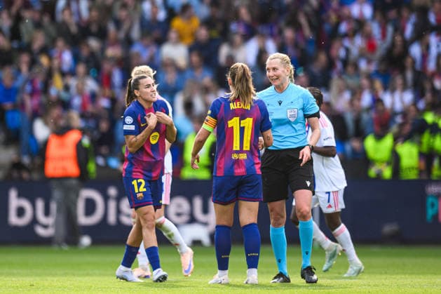 260523 Patri Guijarro and Alexia Putellas of Barcelona and Referee Tess Olofsson during the UEFA Women s Champions League final football match between Barcelona and Lyon on May 23, 2026 in Oslo Photo Jon Olav Nesvold BILDBYRAN COP 217 VG0925 bbeng football fotball soccer champions league finale final final 2026 mesterligaen dam fcb barcelona lyon ol lyonnes  Copyright: JONxOLAVxNESVOLD BB260523JE025