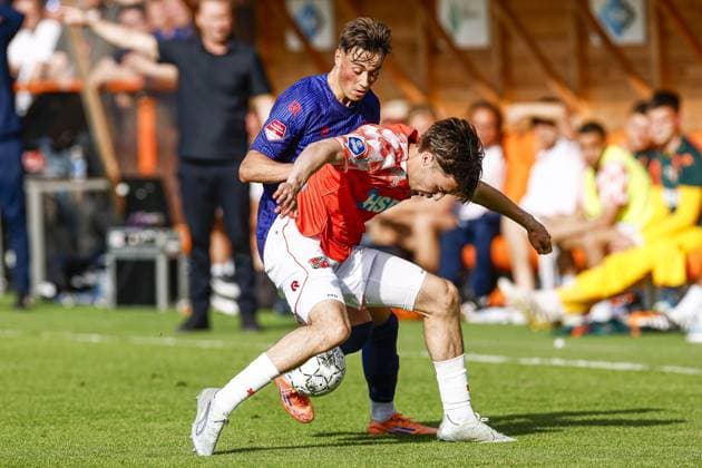 VOLENDAM , 23-05-2026 , Kras Stadium , season 2025 - 2026 , Dutch Keuken Kampioen Divisie football , second leg of the Keuken Kampioen Play-Offs final , match between FC Volendam and Willem II , picture shows Willem II player Uriel van Aalst and FC Volendam player Mauro Zijlstra Volendam - Willem II (play off)  x203910649x Copyright: