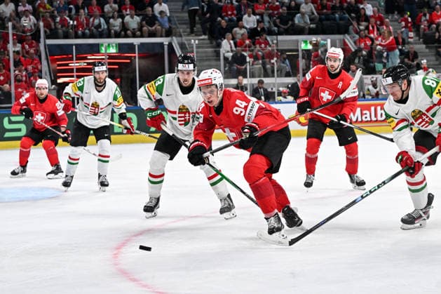 ZURICH, SWITZERLAND MAY 23 Attilio Biasca of Switzerland in a battle for the puck during the 2026 IIHF Ice Hockey World Championship Switzerland game between Switzerland and Hungary at Swiss Life Arena on May 23, 2026 in Zurich, Zurich Zurich Swiss Life Arena Zurich Switzerland Copyright: xJustPictures.ch AndreaxBrancax jp-en-EuSpIm-JP7_ANB_Sui_Hung_23052026_4566