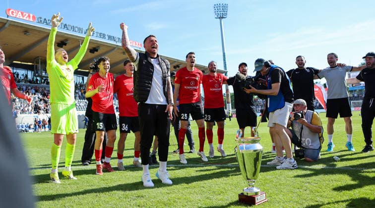 Stuttgart Degerloch, soccer Wfv cup final Stuttgarter Kickers vs SG Sonnenhof Großaspach, in front coach Pascal Reinhardt Sonnenhof cheers with his team