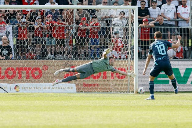 Kilian Jakob TSV 1860 Munich shoots in the penalty shootout in the final of the Bavarian Toto Cup between FC Würzburger Kickers and TSV 1860 Munich at Stadion am Dallenberg, Würzburg, Germany, on May 23, 2026 Copyright: HMBxMedia xHeikoxBecker