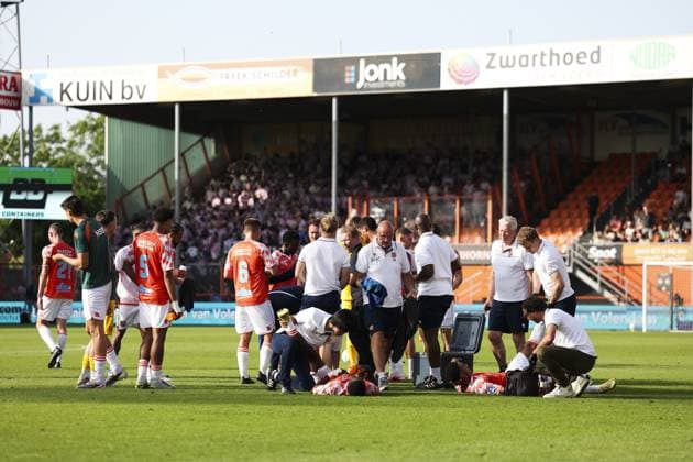 VOLENDAM - Players and staff of FC Volendam prepare for extra time during the promotion relegation play-off final match between FC Volendam and Willem II at the Kras Stadium on May 23, 2026, in Volendam, the Netherlands. SONNY LENSEN ANP Play-offs Promotion Relegation - FINAL 2025-2026 xVIxANPxSportx xxANPxIVx 559147851 originalFilename: 559147851.jpg