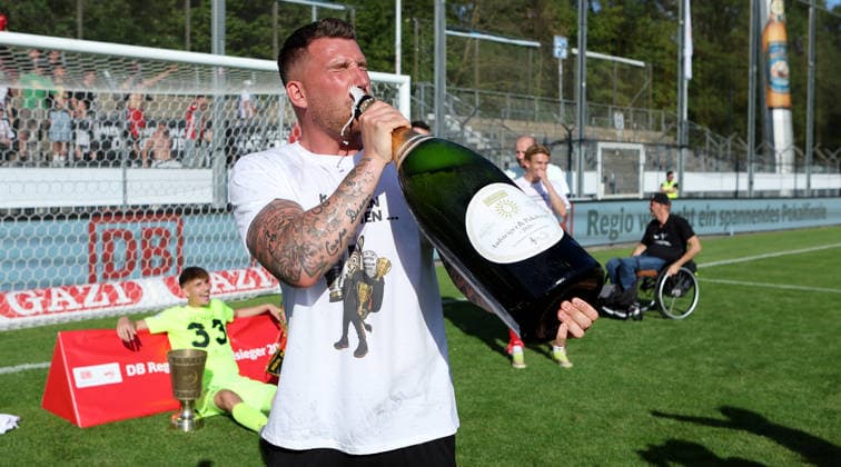 Stuttgart Degerloch, soccer Wfv cup final Stuttgarter Kickers vs SG Sonnenhof Großaspach, coach Pascal Reinhardt Sonnenhof Großaspach cheers and drinks from the champagne bottle