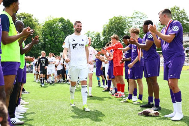 15 Janek Wrede HEBC and his team walk through the trellis to the Lotto Cup Football I Mens I Lotto Cup I Season 2025 2026 I Final I SC Vorwärts Wacker04 Billstedt HEBC I 23 05 2026 I Stadion Hoheluft