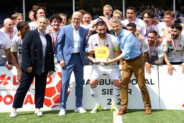 Presentation of the Lotto Cup by Christian Okun President, Hamburg Football Association and Peter Tschentscher First Mayor, Hamburg to 15 Janek Wrede HEBC Fußball I Herren I Lotto Pokal I Saison 2025 2026 I Finale I SC Vorwärts Wacker04 Billstedt HEBC I 23 05 2026 I Stadion Hoheluft